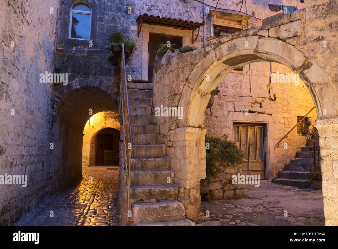 Passage voûté et chambre de la vieille ville, dans la nuit, Trogir, Croatie, Dalmatie, Juillet Banque D'Images