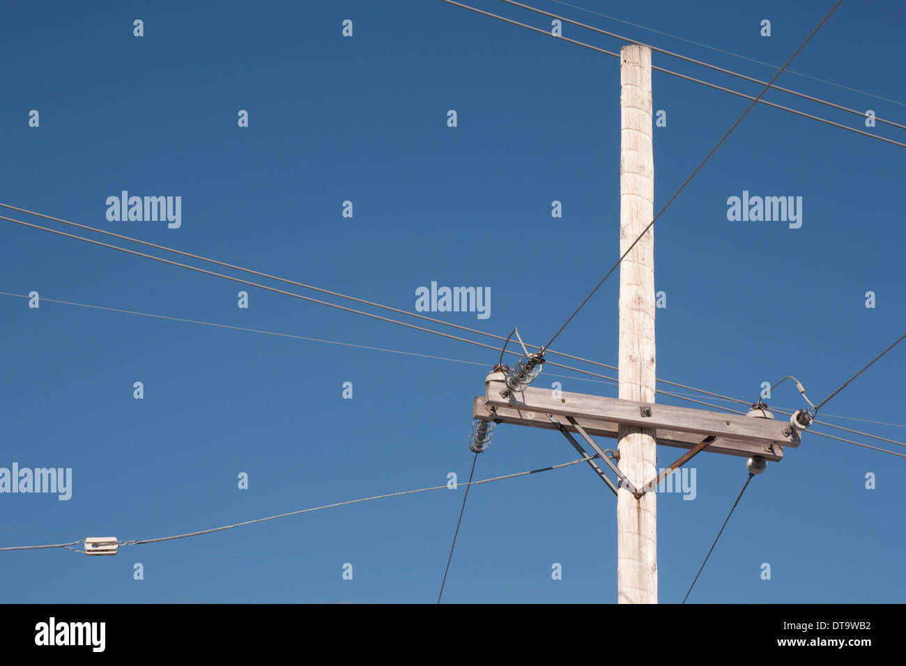 Pôle d'alimentation en bois et des lignes avec ciel bleu. Banque D'Images