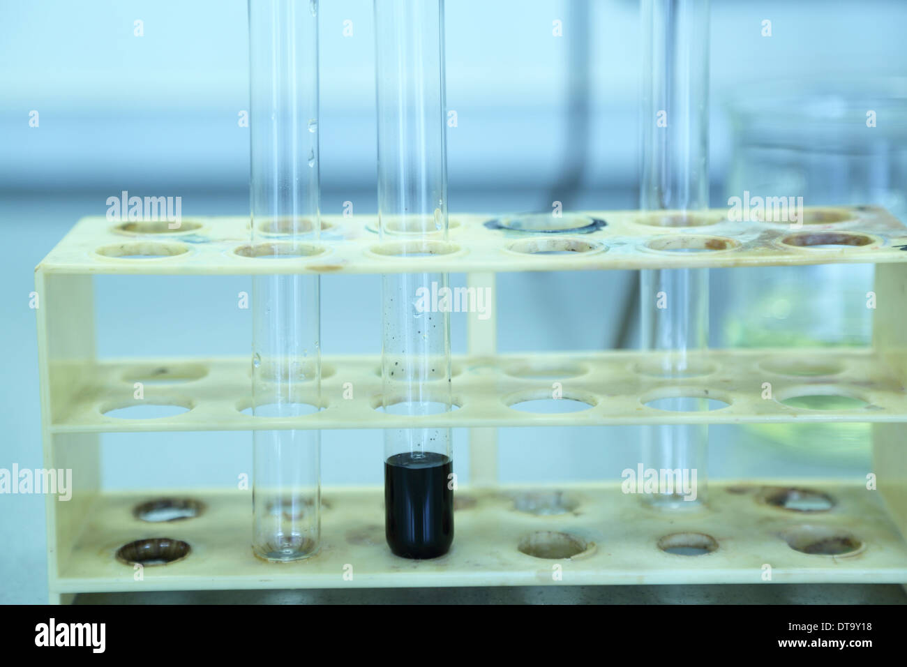 Les tubes de verre dans un travail de chimie Banque D'Images