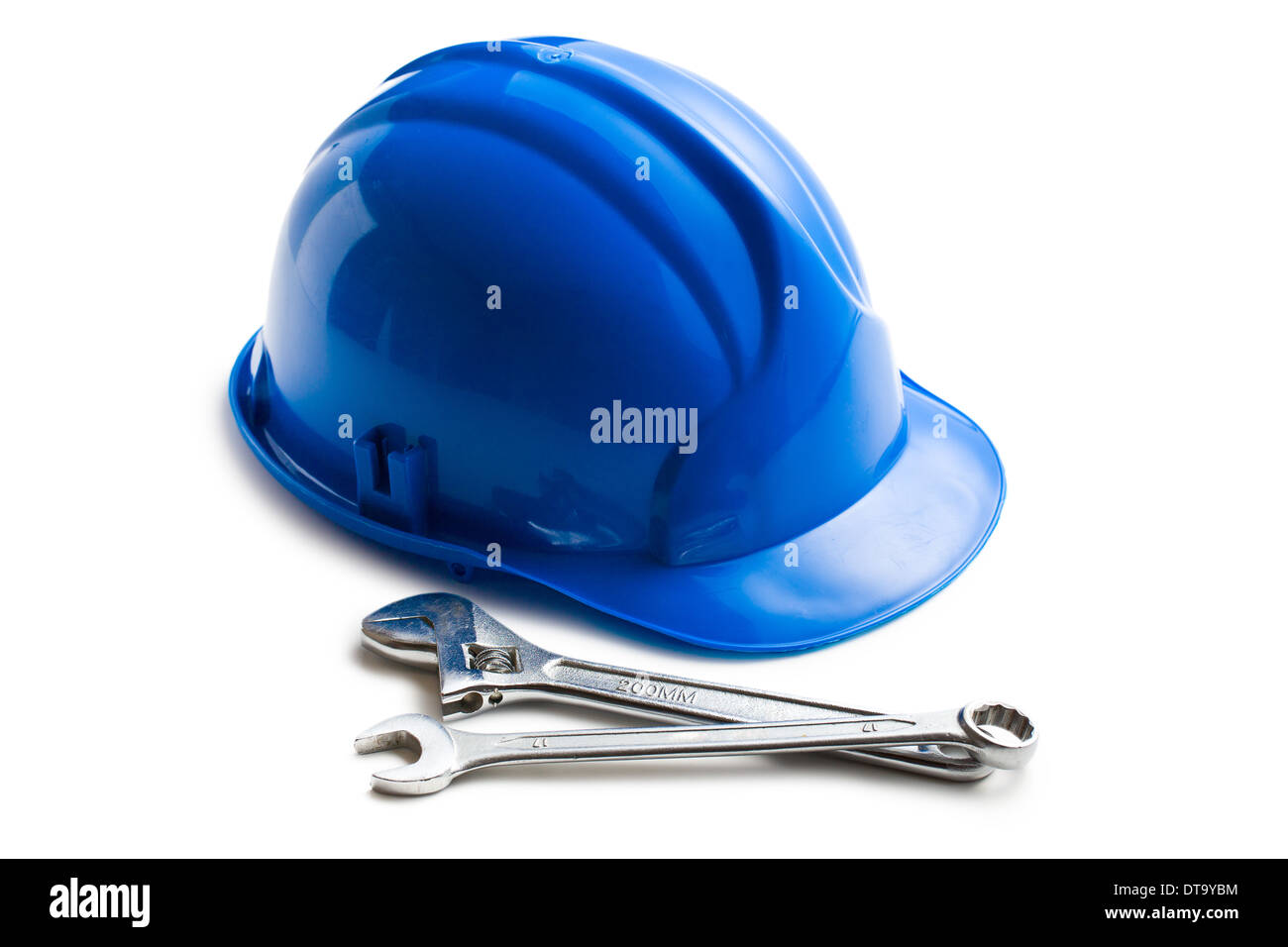 Casque avec divers outils de travail sur fond blanc Banque D'Images