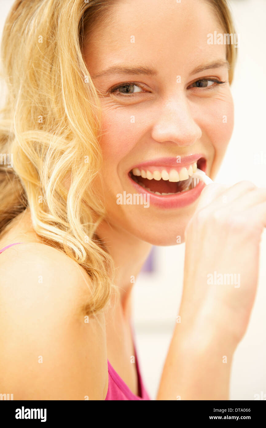 Femme souriante se brosser les dents Banque D'Images