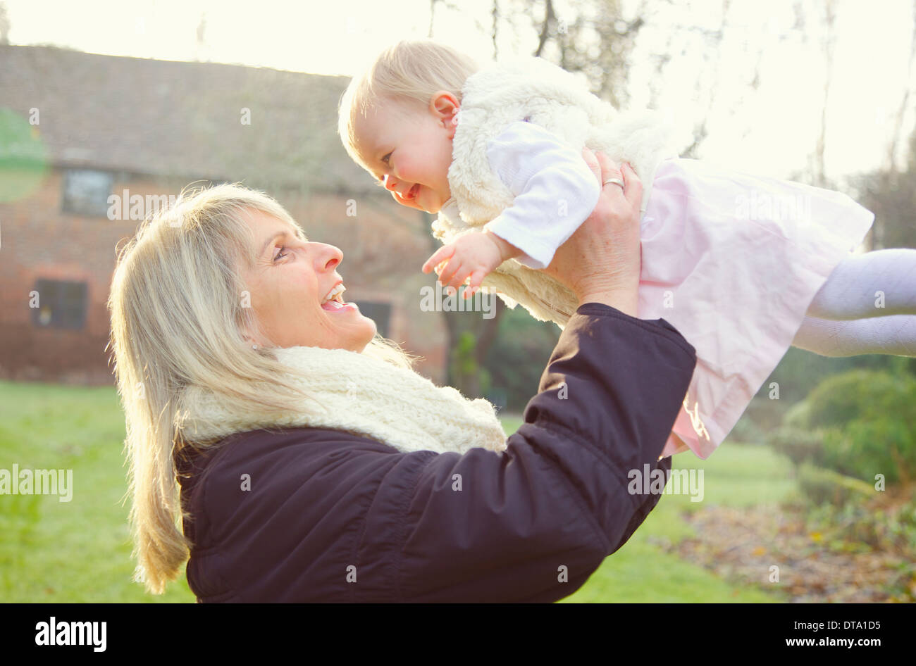 Mere Fille Bebe De Levage A L Exterieur Photo Stock Alamy