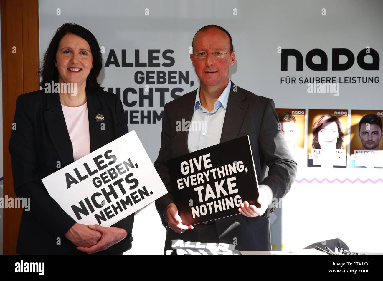 Andrea Gotzmann, présidente de l'agence nationale antidopage (NADA) et Michael Cepic, directeur général de l'agence nationale antidopage (NADA) avec un panneau "tout donner, ne rien prendre' après une conférence de presse sur le 'Deutsches Haus" (Maison Allemande) à l'Jeux olympiques de 2014 à Sotchi, Russie, Krasnaya Polyana, 13 février 2014. Photo : Daniel Karmann/dpa Banque D'Images