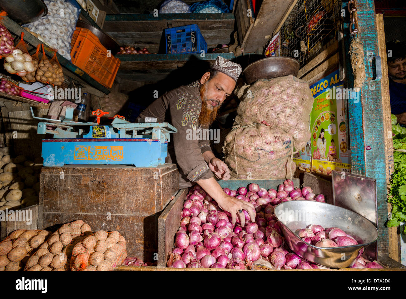 L'homme de vendre des pommes de terre et des oignons au marché Crawfort, Mumbai, Maharashtra, Inde Banque D'Images