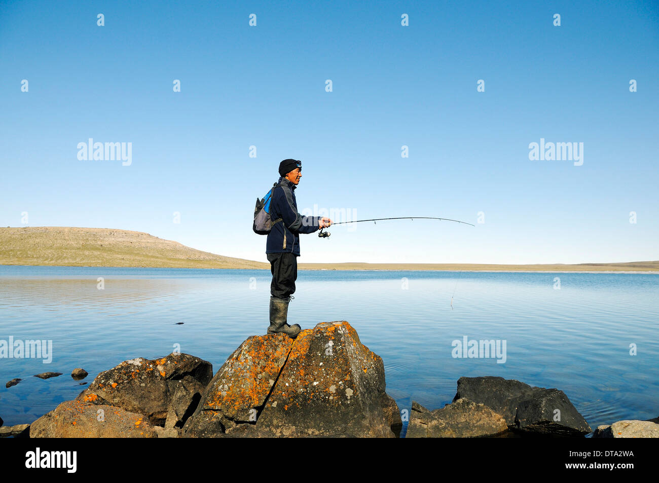 Les hommes du peuple inuit de la pêche dans un lac, l'île Victoria, anciennement l'île Holman, village d'Ulukhaktok, Territoires du Nord-Ouest Banque D'Images