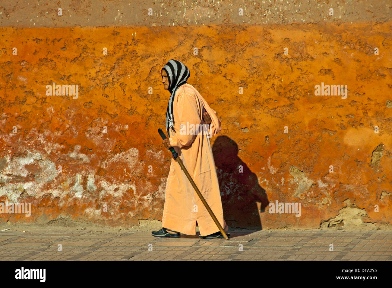 Woman In Traditional Djellaba Dress Banque D Image Et Photos Alamy