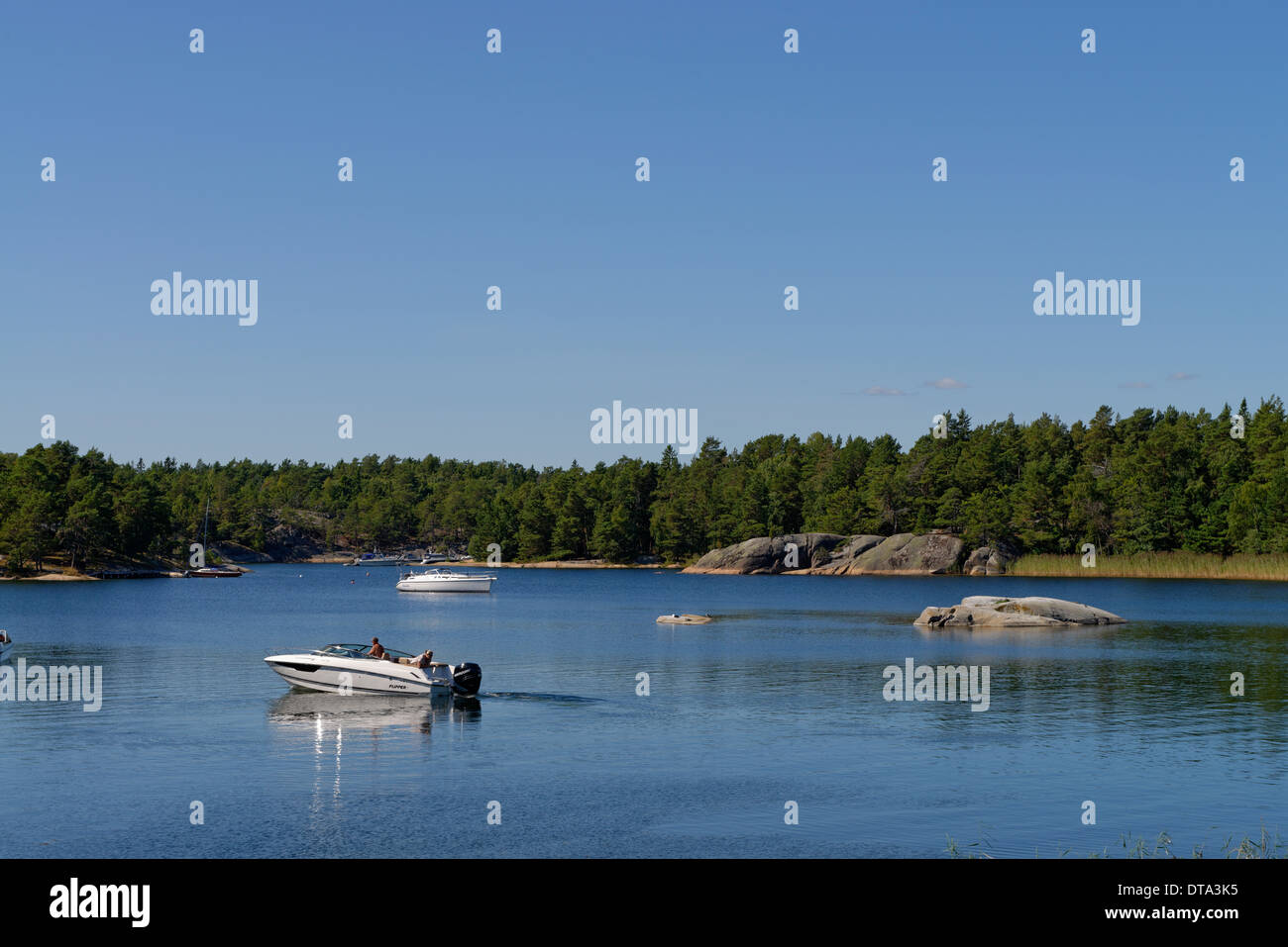 Bateau à moteur en face de Finnhamn Île dans l'archipel au milieu de Stockholm, Stockholm, Suède Banque D'Images