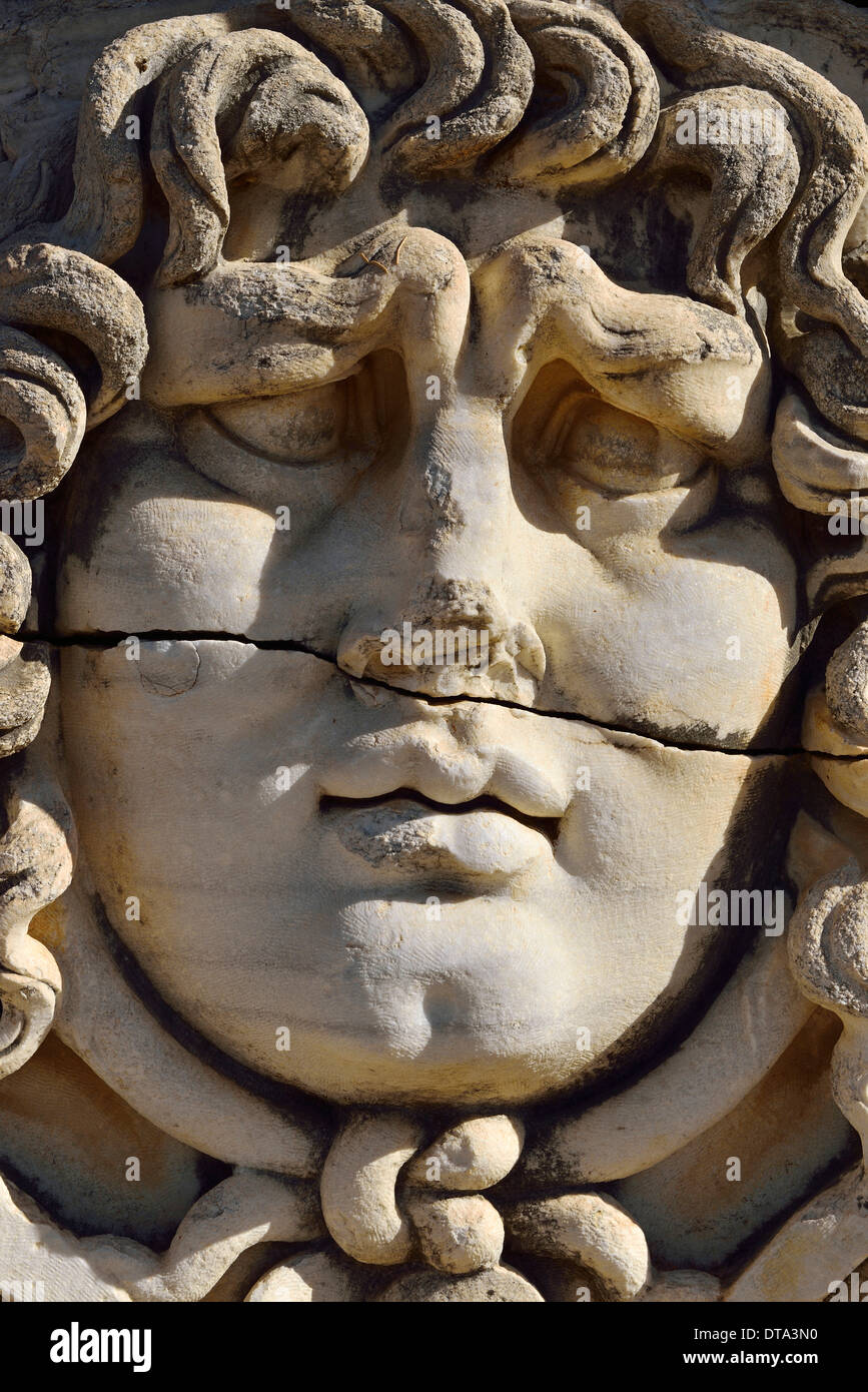 Gorgone Méduse antique ou tête à le temple d'Apollon, site archéologique de Didymes, Ionie, Province d'Aydin, Turquie Banque D'Images