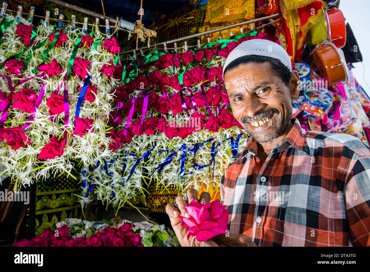 Un vendeur musulman est la vente de fleurs, Mahalaksmi, Mumbai, Maharashtra, Inde Banque D'Images