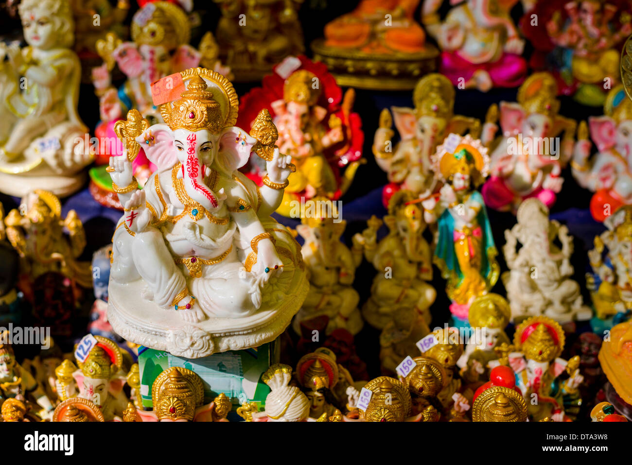 Une statue en plastique de Ganesha, un hinduistic déité, Mumbai, Maharashtra, Inde Banque D'Images