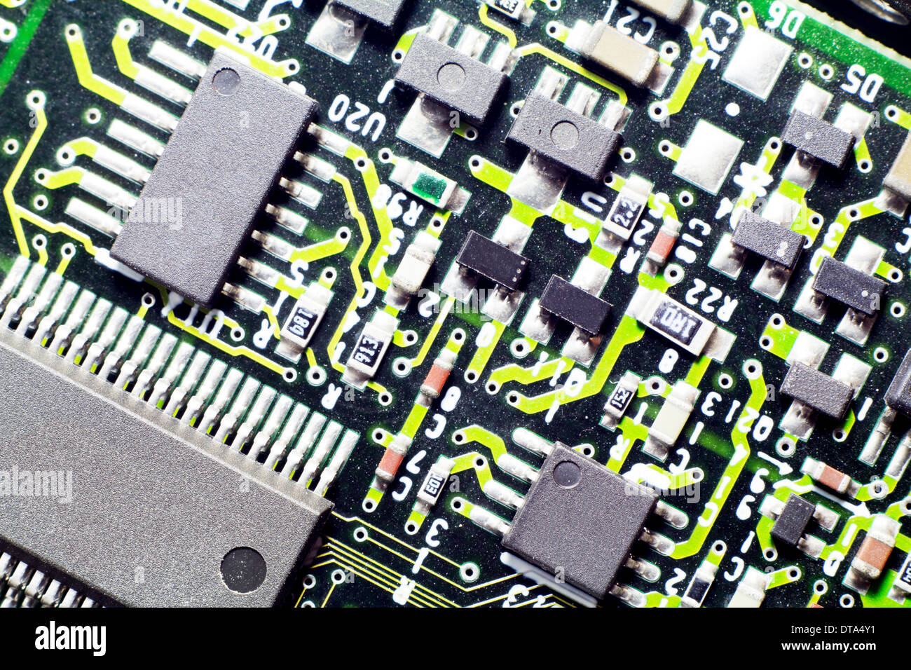 Puces électroniques par d'autres éléments d'un circuit board Banque D'Images