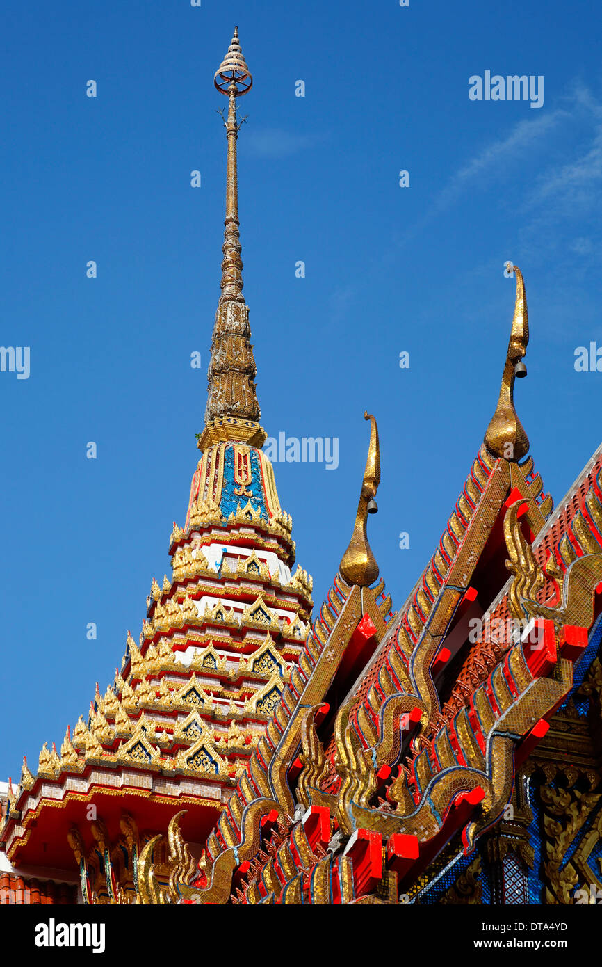 Pignon ornementé et spire, temple Wat Chalong, Phuket, Thailand Banque D'Images