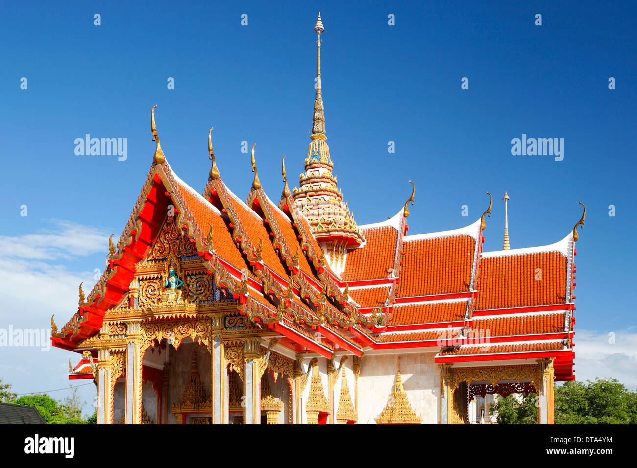 Toit orné de la pagode, Wat temple de Chalong, Phuket, Thailand Banque D'Images