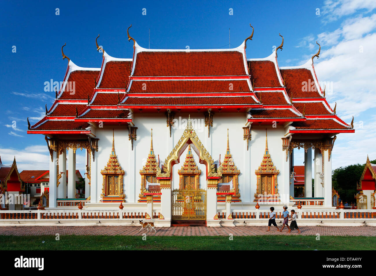 Enfants jouant dans l'avant du temple Wat Chalong, Phuket, Thailand Banque D'Images