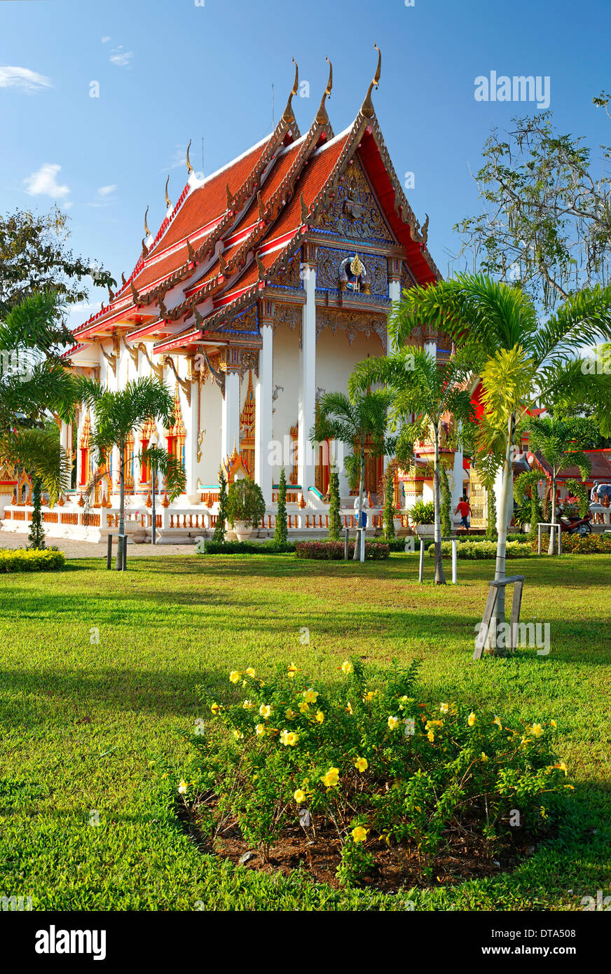 Jardin en face de temple Wat Chalong, Phuket, Thailand Banque D'Images