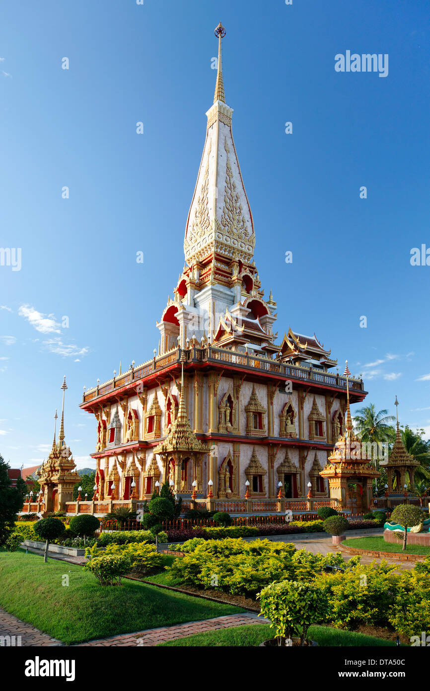 Jardin qui entoure le temple Wat Chalong, Phuket, Thailand Banque D'Images