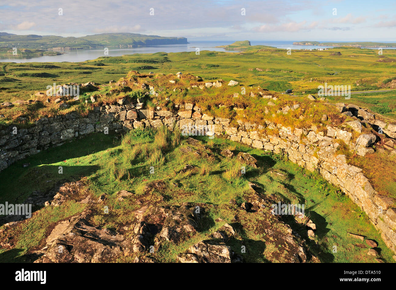 Vestiges d'une tour de l'âge du fer, un broch au Loch, des fouilleurs clandestins, utilisant Ross, Skye et Lochaber, Ile de Skye, Ecosse, Royaume-Uni Banque D'Images