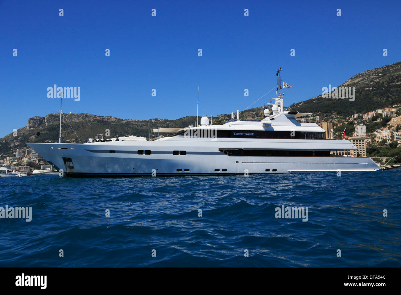 Location de bateaux Etats-unis moteur Turquoise Double Trouble à l'ancre en face de la Principauté de Monaco Banque D'Images