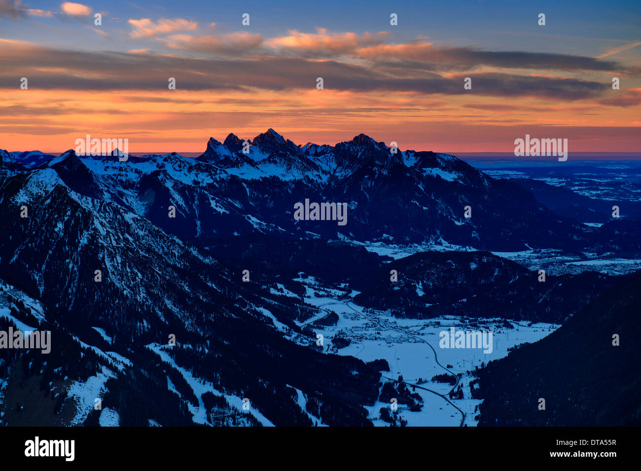 Sommets des montagnes de Tannheim au coucher du soleil, Berwang, Loin, Tyrol, Autriche Banque D'Images