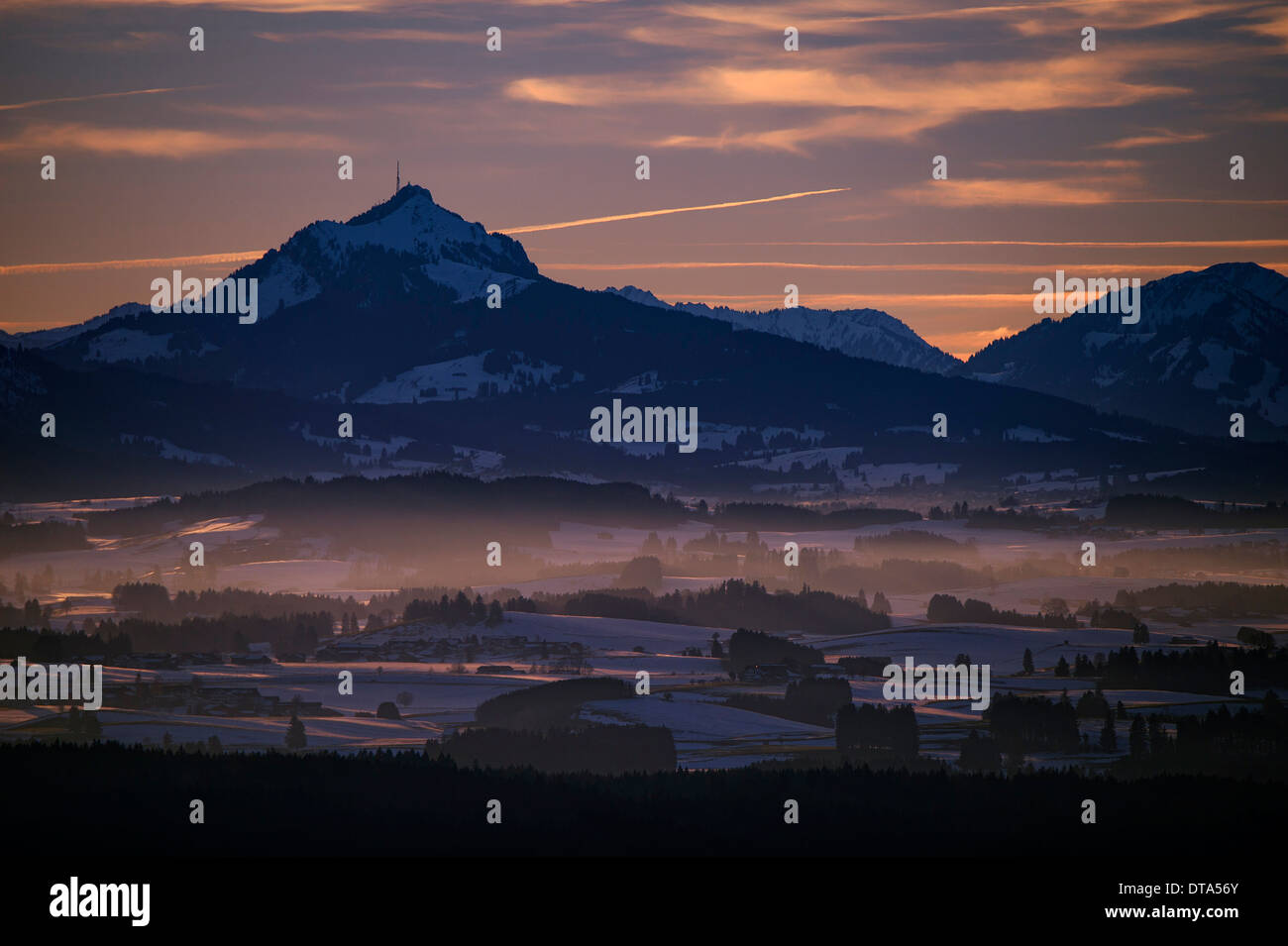 Sommet de Mt Grünten avec les pré-Alpes au coucher du soleil, l'Auerberg, Ostallgäu, Bavière, Allemagne Banque D'Images
