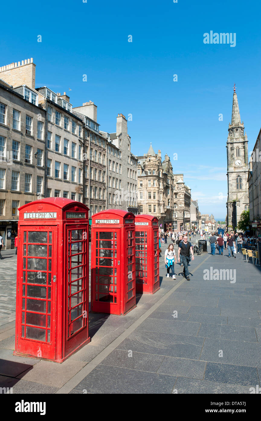 Cabines téléphoniques rouges dans le centre historique, le Royal Mile, zone piétonne high street, l'église Tron Kirk à l'arrière, Édimbourg Banque D'Images