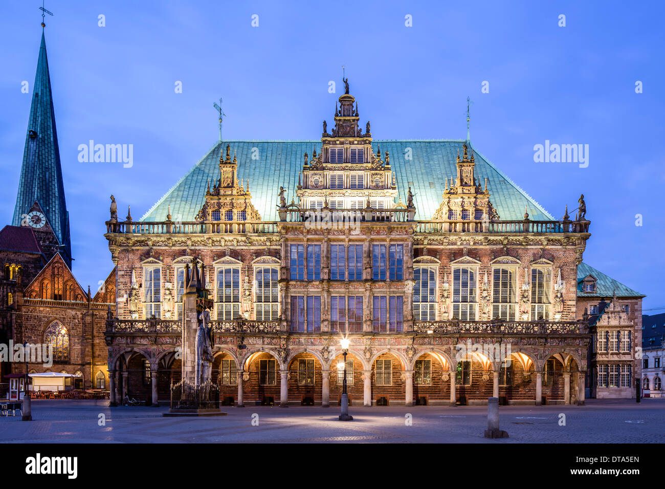Hôtel de ville de Brême, Weser-renaissance, Site du patrimoine culturel mondial de l'UNESCO, l'église Notre Dame sur la gauche, Brême, Allemagne Banque D'Images