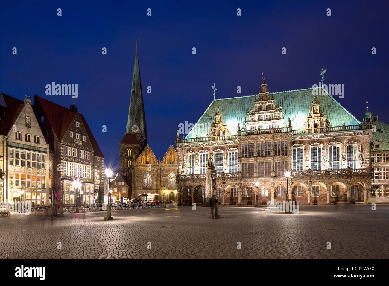 Hôtel de ville de Brême, Weser-renaissance, Site du patrimoine culturel mondial de l'UNESCO, l'église Notre Dame sur la gauche, Brême, Allemagne Banque D'Images