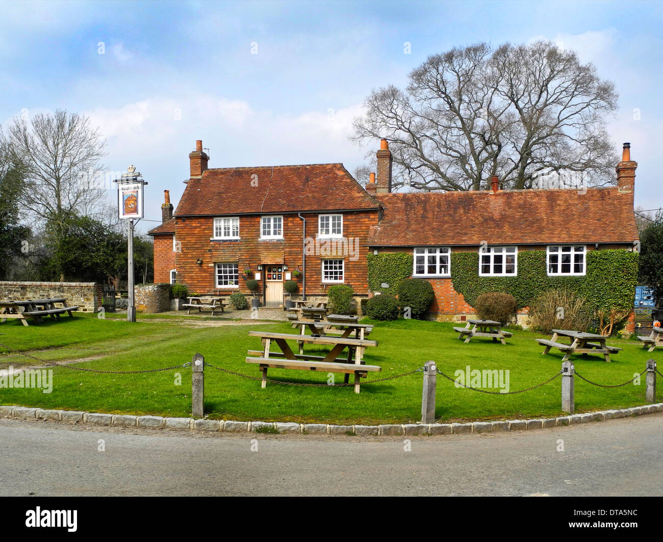 Lurgashall village de Sussex en regardant vers le Noahs Ark pub public house Banque D'Images Lurgashall village de Sussex en regardant vers le Noahs Ark pub public house Banque D'Images