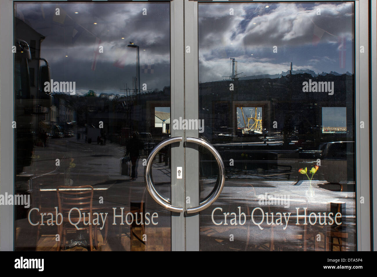 Quai de crabe,House Brixham. Torbay, vieux, pont, guindeau, croisière, rugueux, personne n', nautique, tropical, blanc, quête, voyage, navire bo Banque D'Images