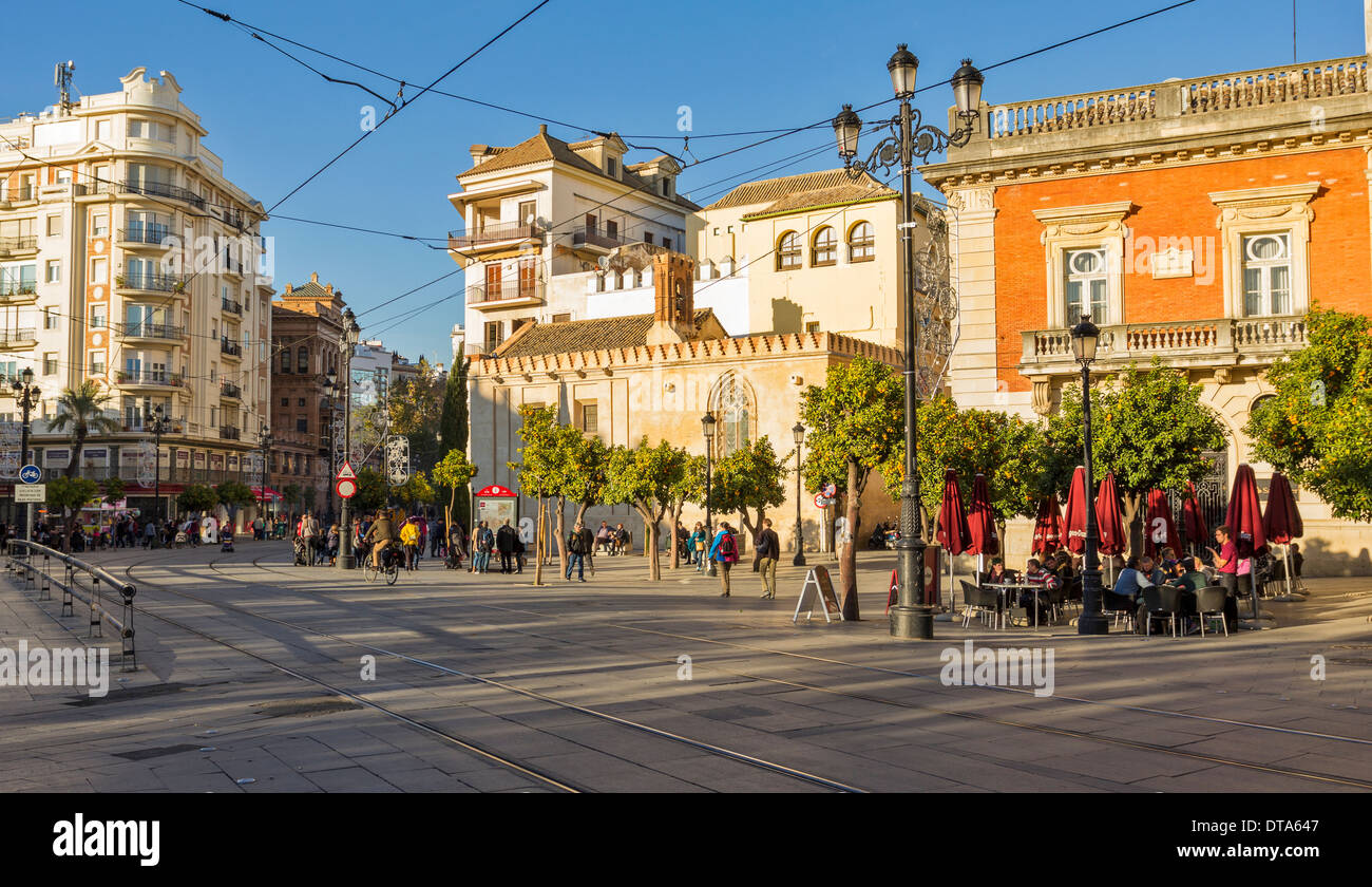Séville Espagne la place Puerta de Jerez et OPEN AIR CAFE EN DÉCEMBRE Banque D'Images