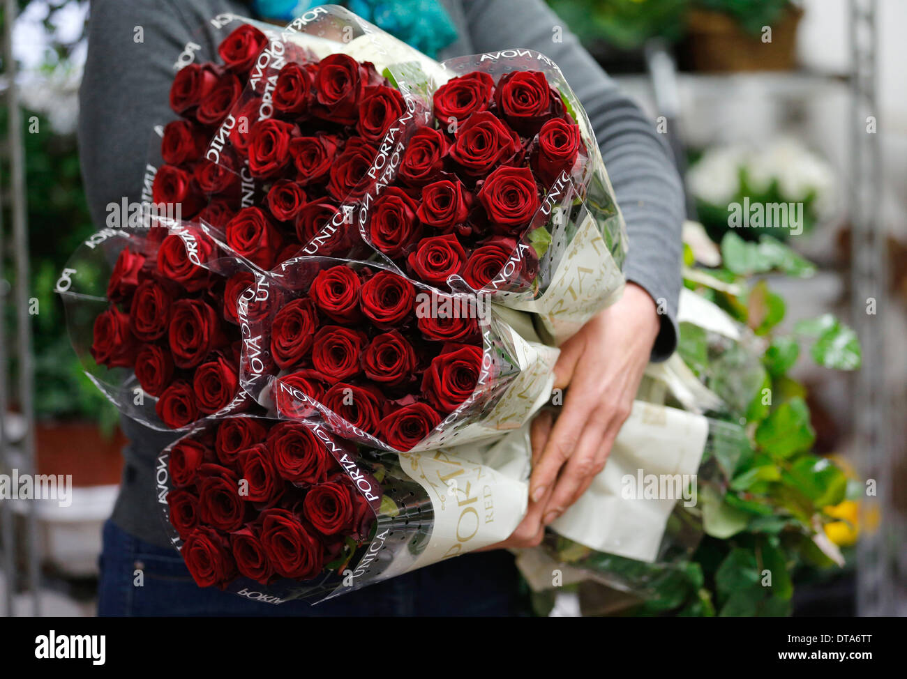 Un Paki Avec Un Bouquet De Rose Valentines flower vendor Banque de photographies et d'images à haute  résolution - Alamy