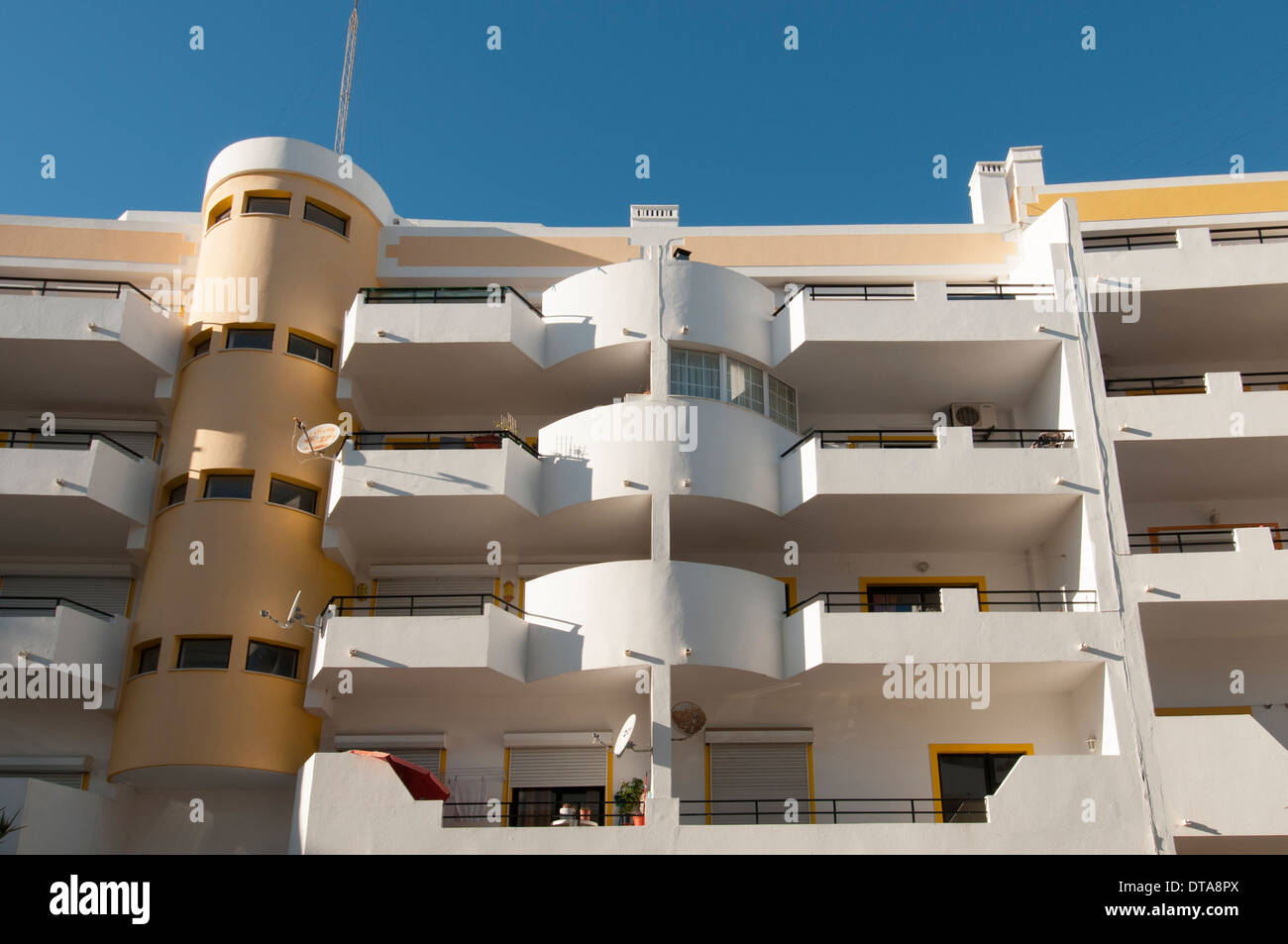 Immeuble d'appartements modernes dans l'Algarve Portugal Banque D'Images