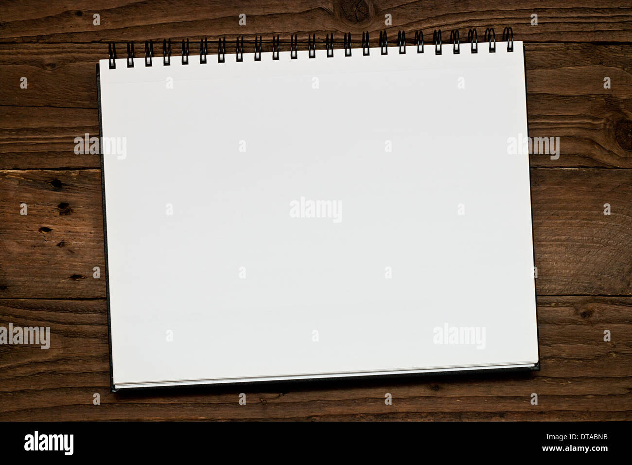 La ferraille reliés à l'aide d'adresses sur un fond en bois rustique avec copie espace pour l'insertion de votre message ou éléments de conception. Banque D'Images