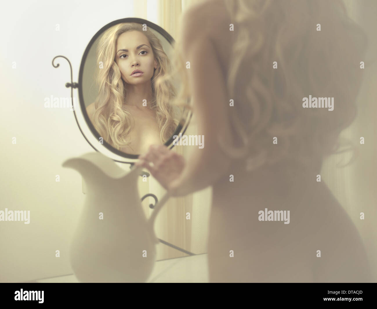 Élégante femme blonde nue devant le miroir Photo Stock - Alamy