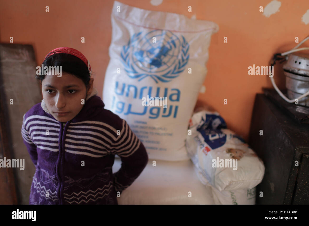 Gaza, bande de Gaza. Feb 13, 2014. Un 12-year-old fille palestinienne Rula Ali, qui souffre d'une laryngite chronique, est vu à sa maison dans le camp de réfugiés de Nuseirat, centre de la bande de Gaza, le 13 février 2014. Plusieurs patients palestiniens comme Rula qui sont en quête d'un traitement en Israël se sont vu refuser l'accès par les autorités israéliennes par Erez avec Gaza pour la tenue de documents en utilisant le terme "État de Palestine". © Wissam Nassar/Xinhua/Alamy Live News Banque D'Images