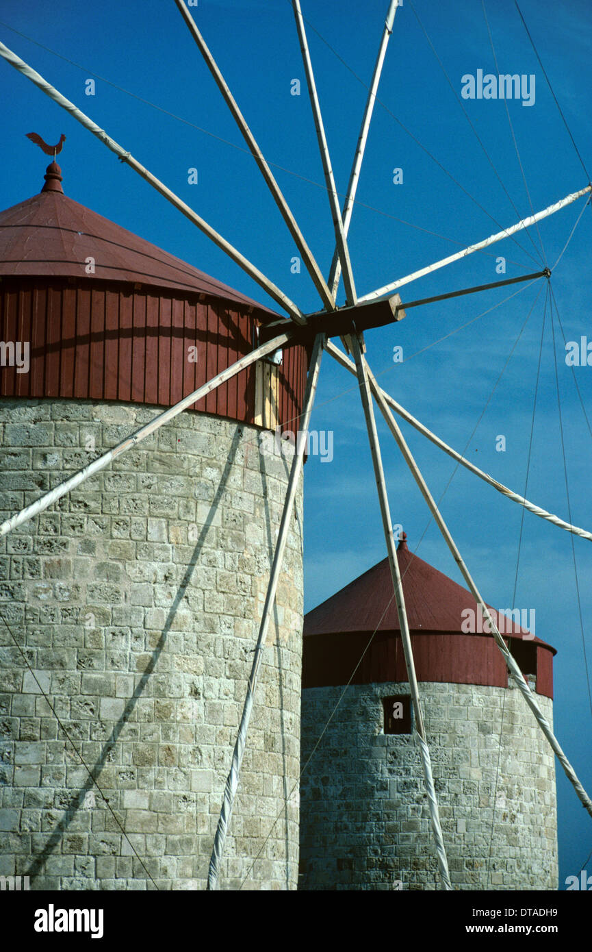 Les moulins à vent le long de la mer ou sur le port Port Rhodes Grèce Banque D'Images