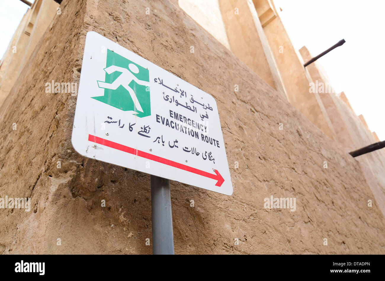 'Une route d'évacuation d'urgence' signe écrit en arabe et en anglais. Banque D'Images