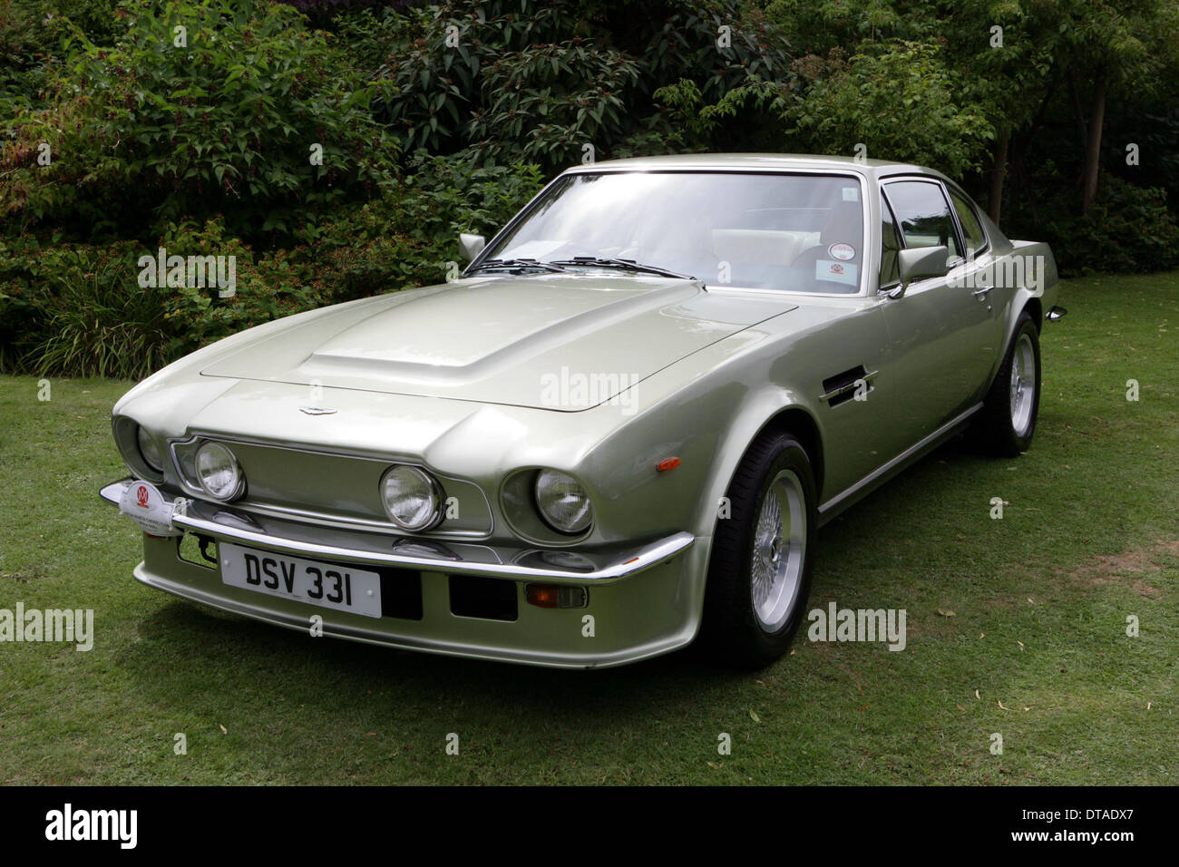 Un 1980 Aston Martin V8 Vantage en vert dans un pays de l'ouest en Angleterre car show 2013 Banque D'Images
