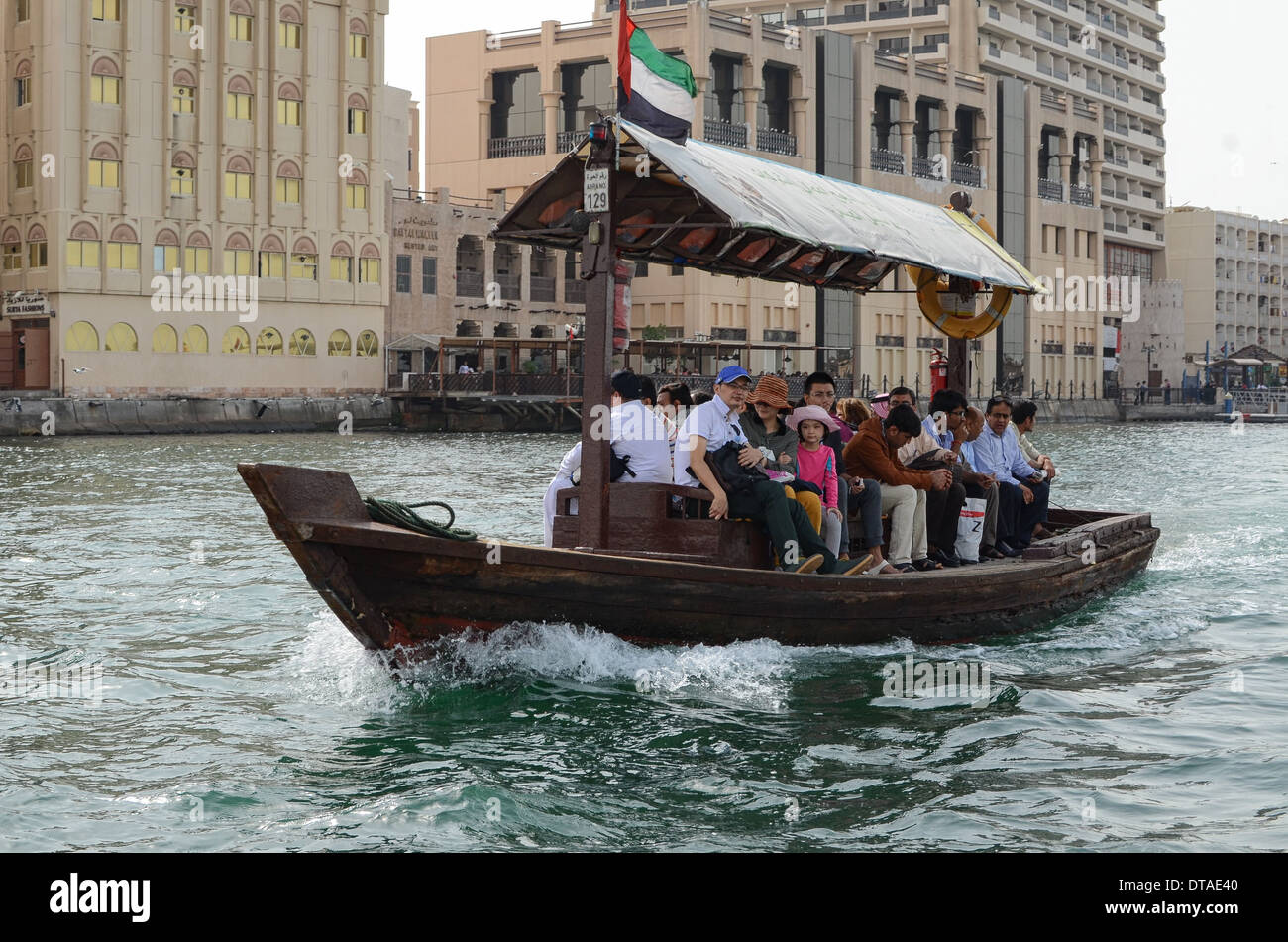 Un traditionnel 'abra' boat crossing Dubai Creek à Dubaï, Émirats arabes unis. Banque D'Images