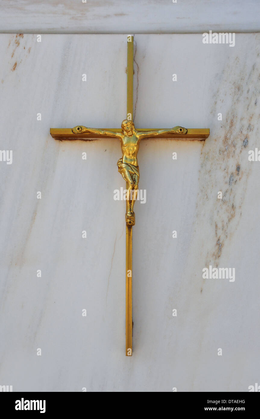 Crucifix doré sur fond de marbre. Jésus Christ sur la croix, symbole religieux. Banque D'Images