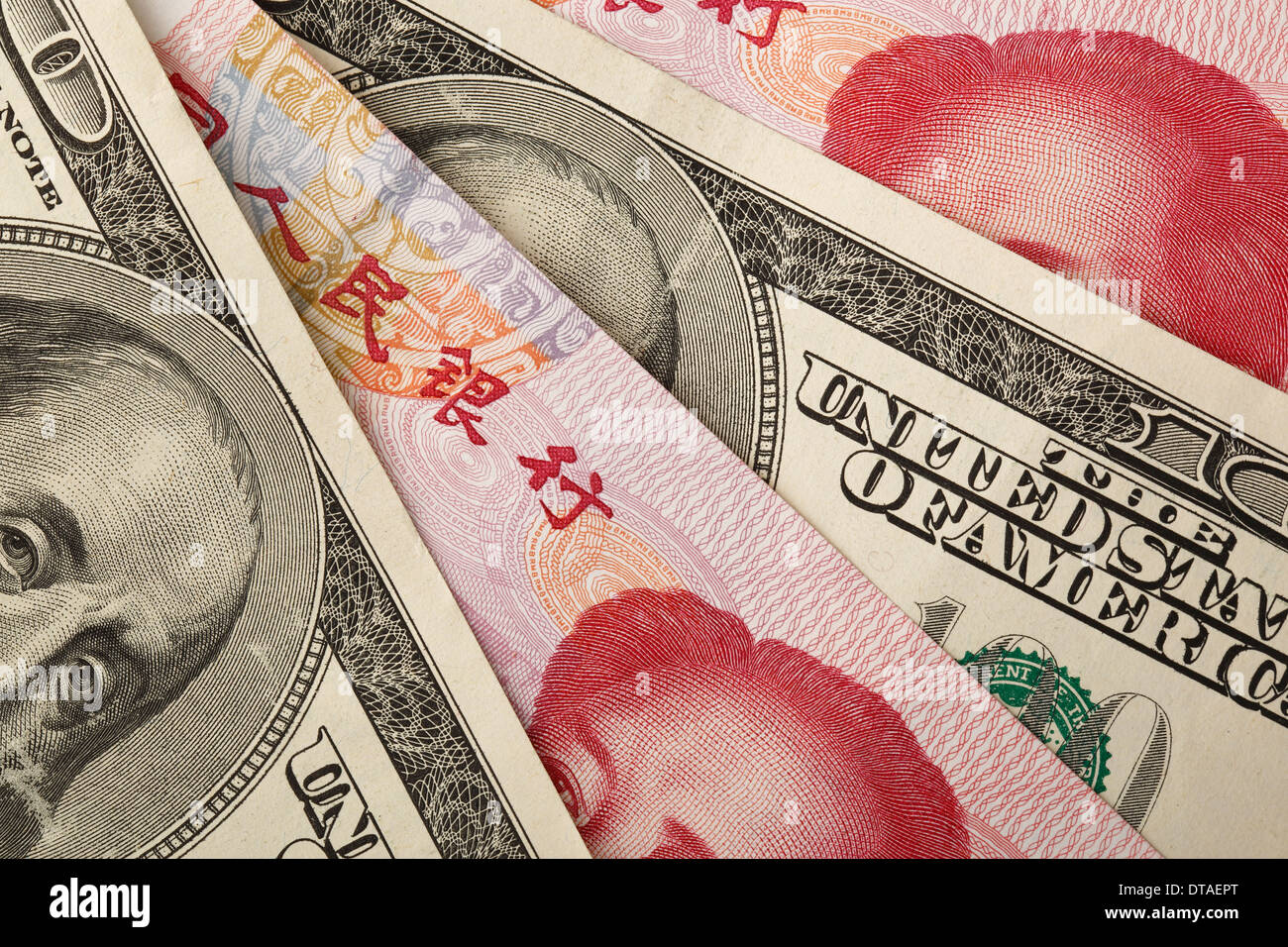 Vue rapprochée des dollars américains contre yuan chinois Banque D'Images