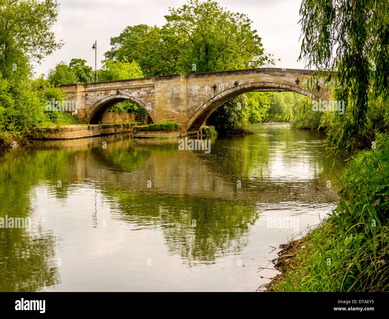 Pont du XVIIIe siècle classé grade II* sur la rivière Derwent au pont Stamford, dans le Yorkshire. Banque D'Images