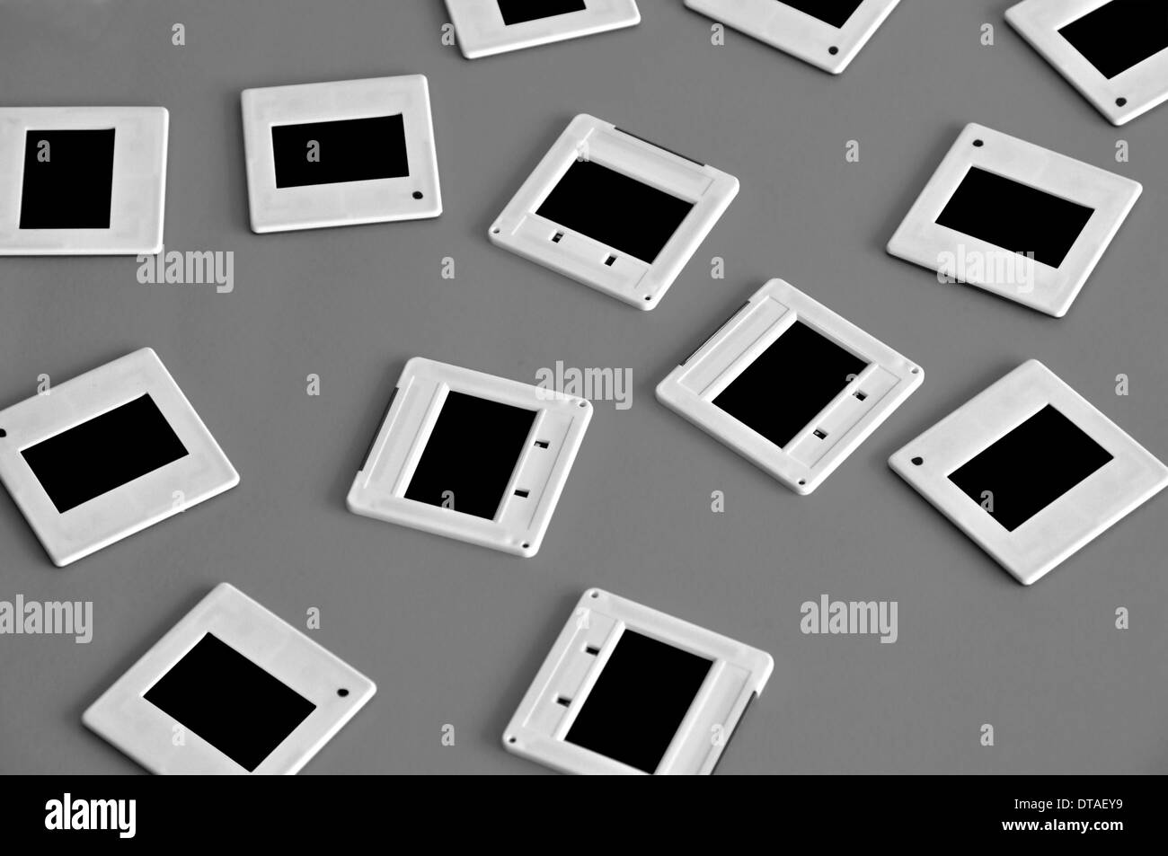 Les diapositives négatifs en blanc avec bordure blanche. L'élément de design photographie fond. Banque D'Images