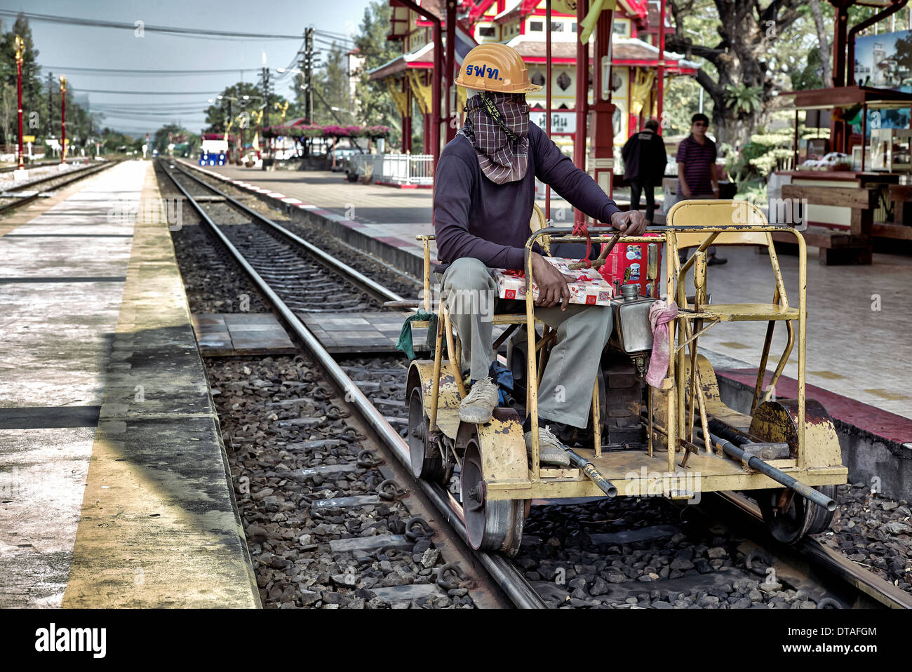 Véhicule d'alignement de voie ferrée et chariot d'entretien avec le travailleur à bord. Thaïlande S. E. Asie Banque D'Images