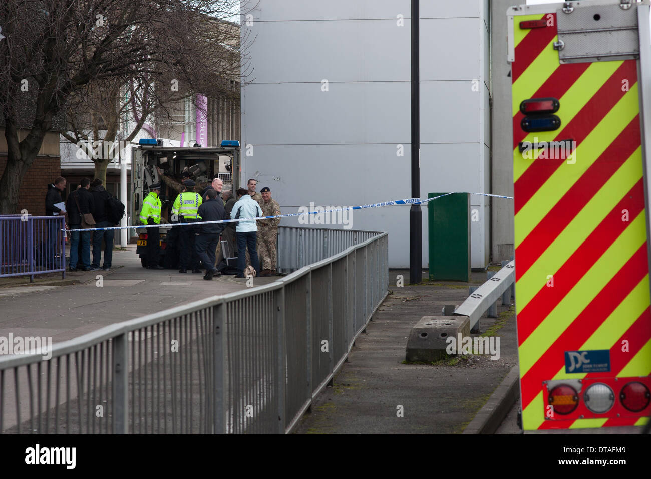 Slough, Berkshire, Royaume-Uni. Feb 13, 2014. Les bureaux de recrutement de l'armée a évacué après une alerte à la bombe. L'image montre l'unité de neutralisation des bombes RLC discuter avec la police locale à crédit : scène Kevin Day/Alamy Live News Banque D'Images