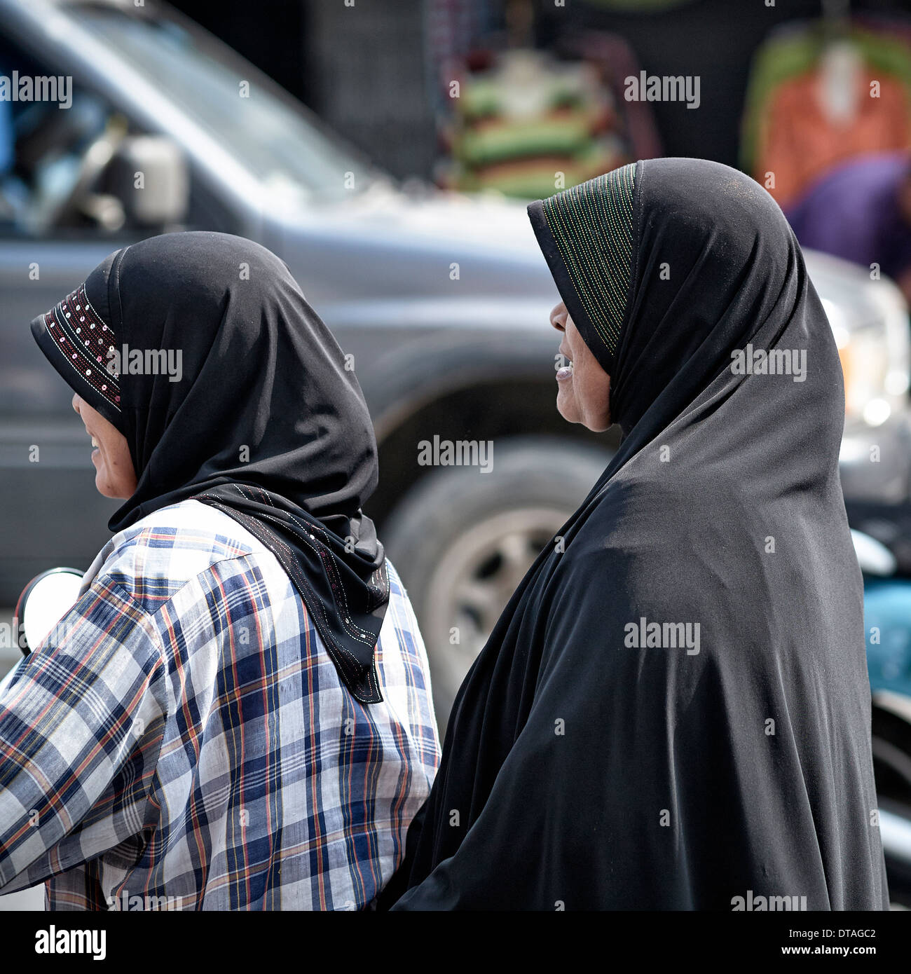 Femme musulmane dans hijab traditionnel riding. S. E. Asie Thaïlande Banque D'Images