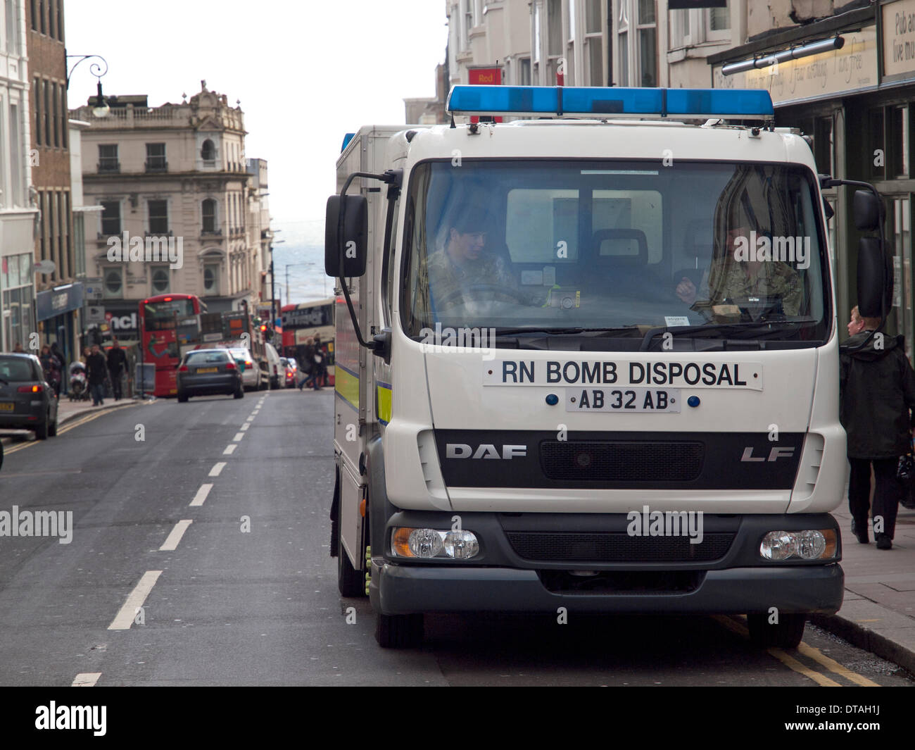 À Brighton, les membres de l'équipe de neutralisation des bombes enquêter sur un colis suspect Banque D'Images