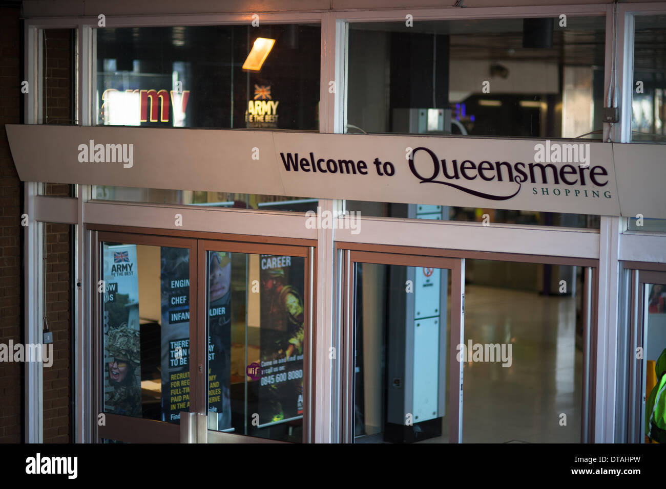 Slough, Berkshire, Royaume-Uni. Feb 13, 2014. Les bureaux de recrutement de l'armée a évacué après une alerte à la bombe. Les bureaux de recrutement de l'Armée photo montre l'intérieur Queensmere shopping center Crédit : Kevin Day/Alamy Live News Banque D'Images