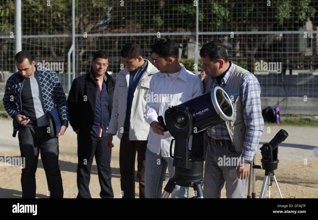 La ville de Gaza, bande de Gaza, territoire palestinien. Feb 13, 2014. Stand des étudiants palestiniens de nect un télescope au cours d'une formation pratique pour identifier l'astronome de taches de couleur et son impact, dans la ville de Gaza le 13 février 2014 Credit : Ashraf Amra/APA Images/ZUMAPRESS.com/Alamy Live News Banque D'Images