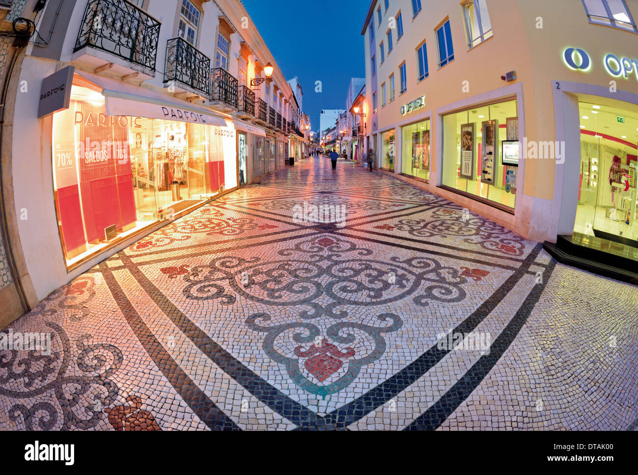 Le Portugal, l'Algarve rue pavée typiquement portugais dans le centre
